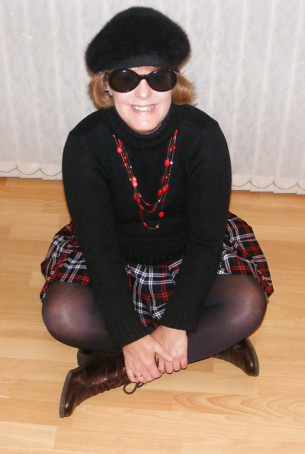 25P Short tartan skirt and shiny tights
