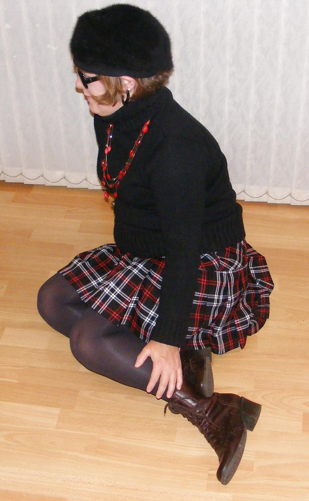25P Short tartan skirt and shiny tights