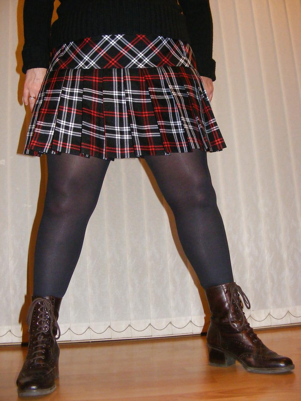 25P Short tartan skirt and shiny tights