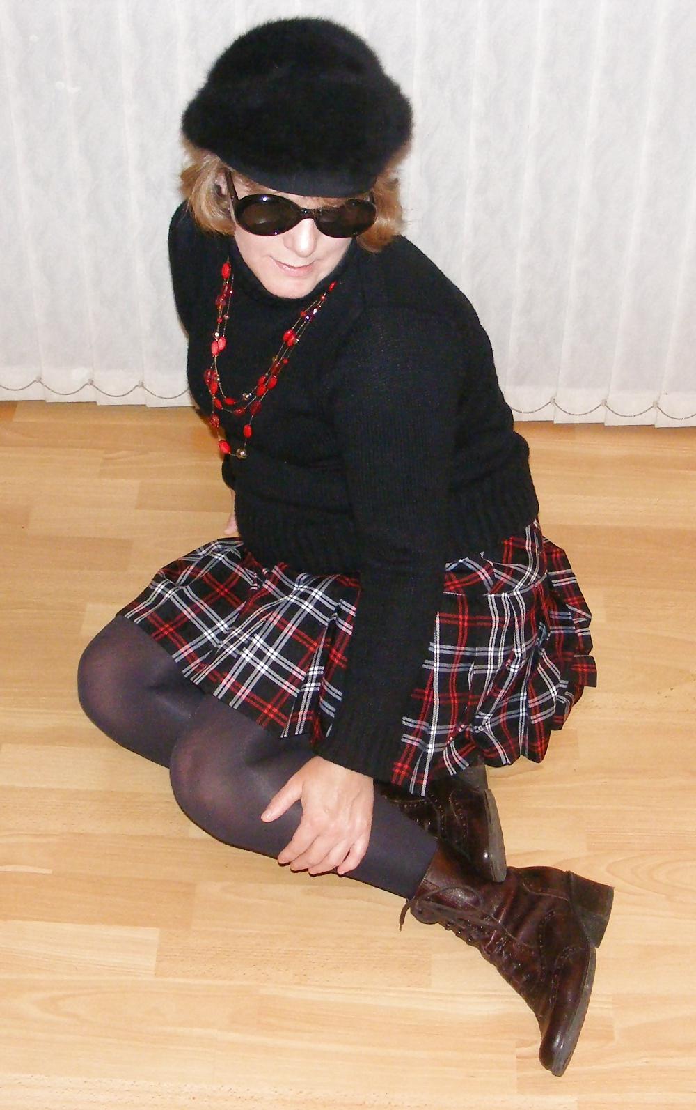 25P Short tartan skirt and shiny tights