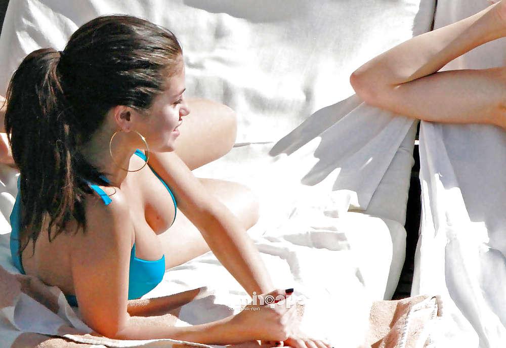25P Selena Gomez Cameltoe Bikini Panty and sexy ass 2013