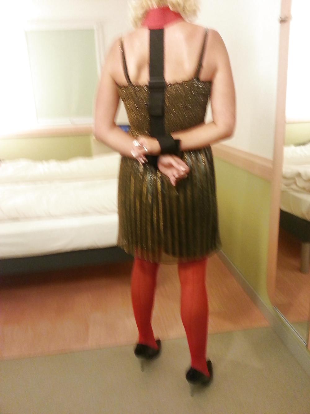25P Nina Hotel devote Sklavin im goldenen Kleid.