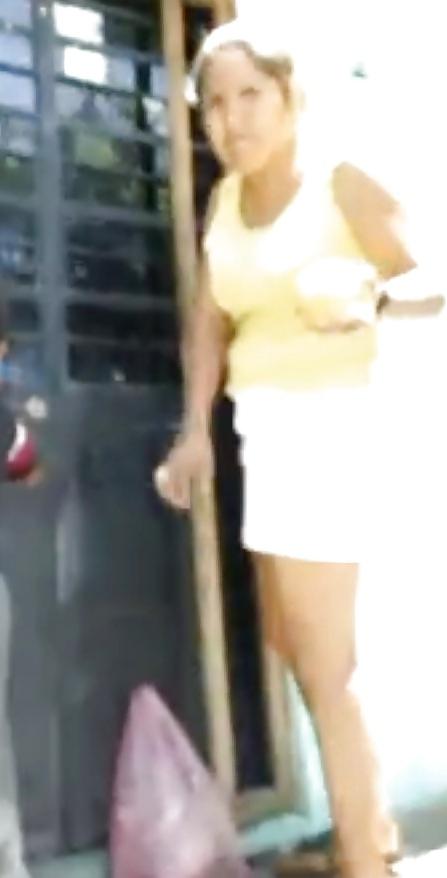 19P Senora en Falda con sorpresa 