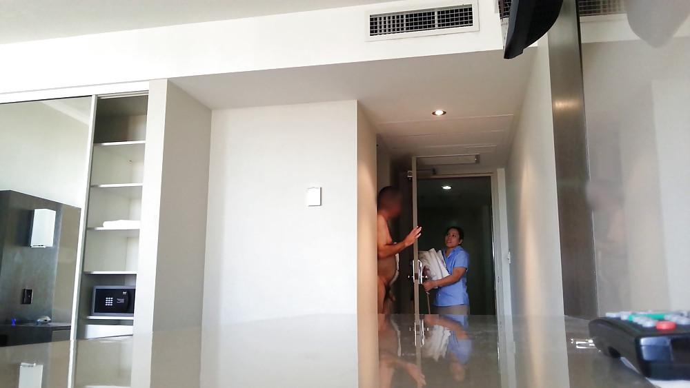 9P Flashing nice hotel maid