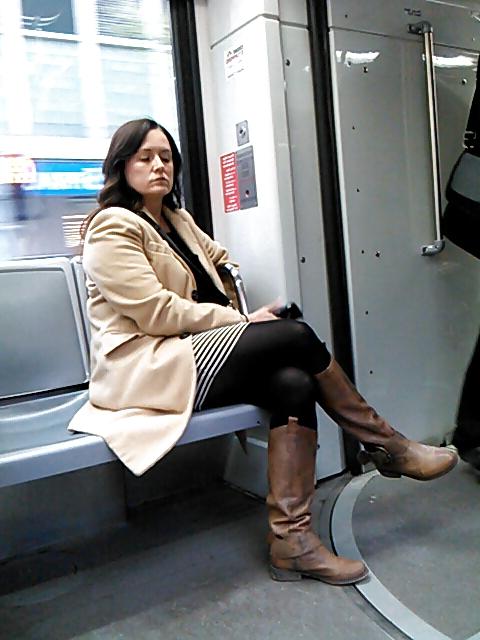 25P Voyeur - lovely thighs in white skirt