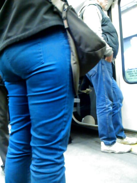 25P Voyeur - lovely thighs in white skirt