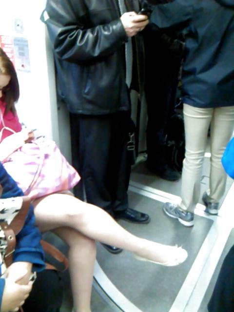 25P Voyeur - lovely thighs in white skirt