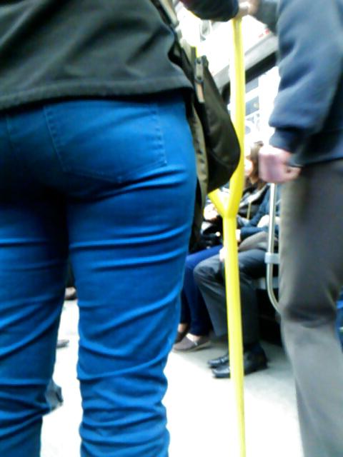 25P Voyeur - lovely thighs in white skirt