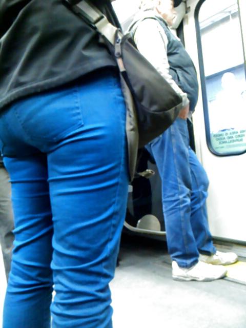 25P Voyeur - lovely thighs in white skirt