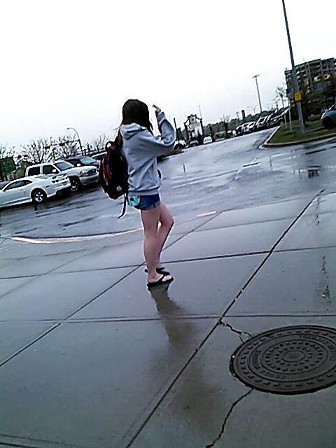 25P Voyeur - lovely thighs in white skirt