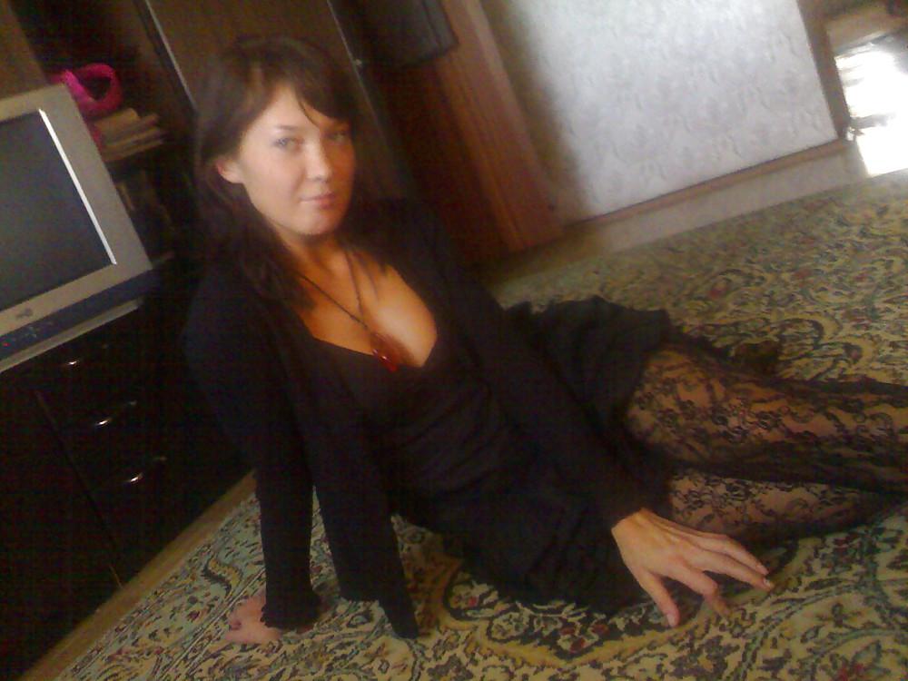13P Perfect amateur brunette spreads her legs