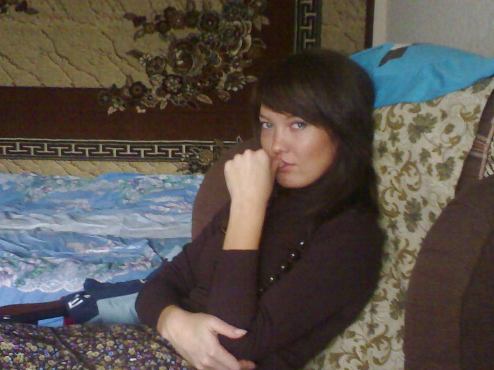 13P Perfect amateur brunette spreads her legs