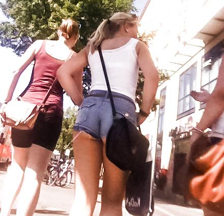 10P Berlin Candid Girls 01