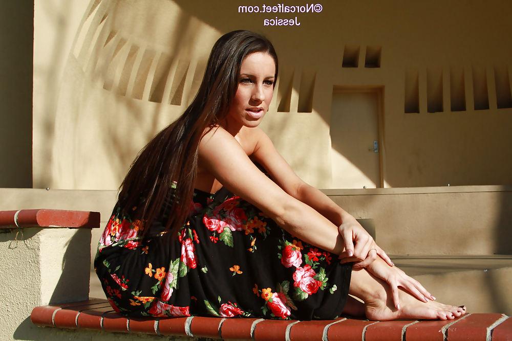 22P Jessica show her sexy fuckable soles