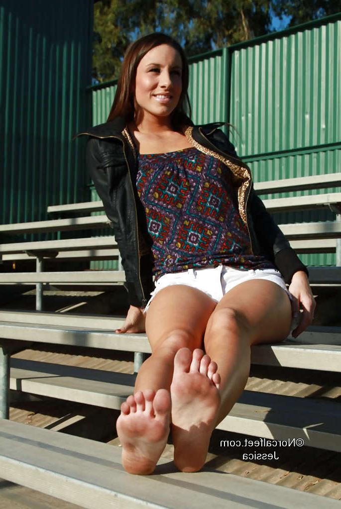 22P Jessica show her sexy fuckable soles