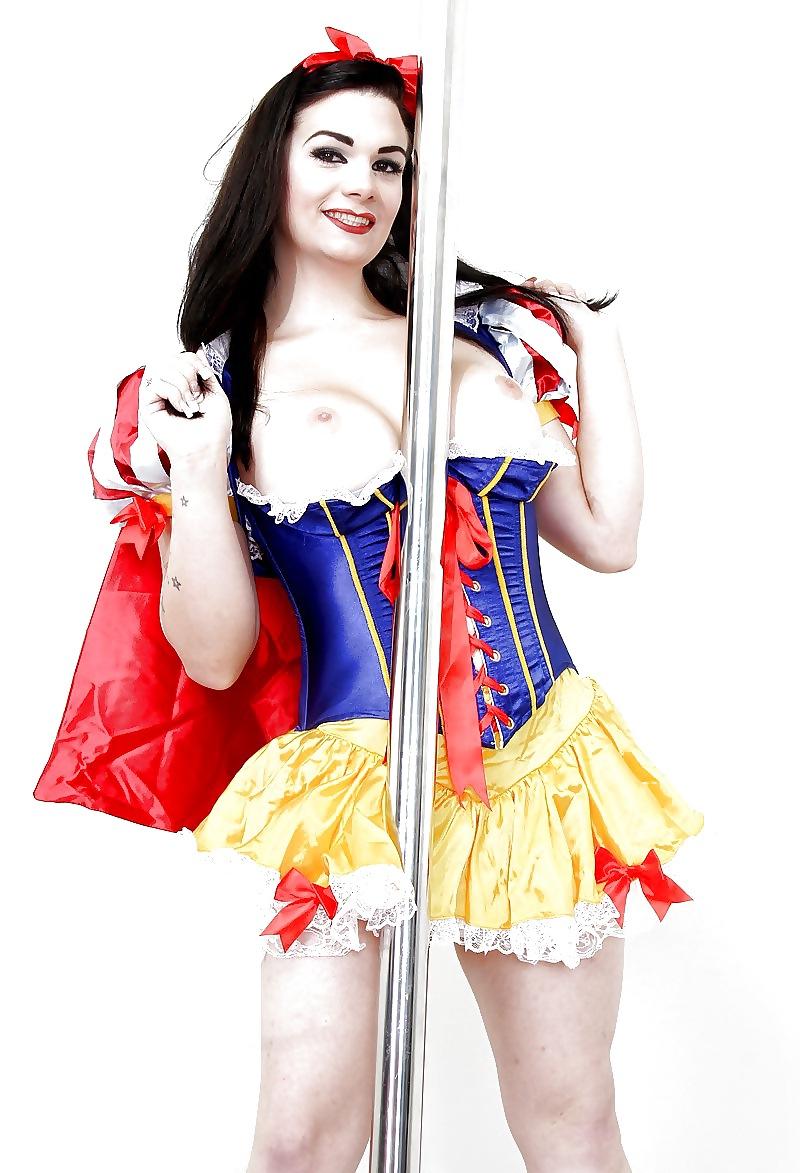 17P Shemale Snow White big cock