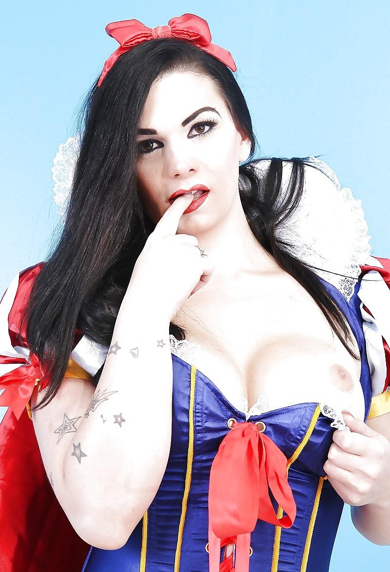 17P Shemale Snow White big cock