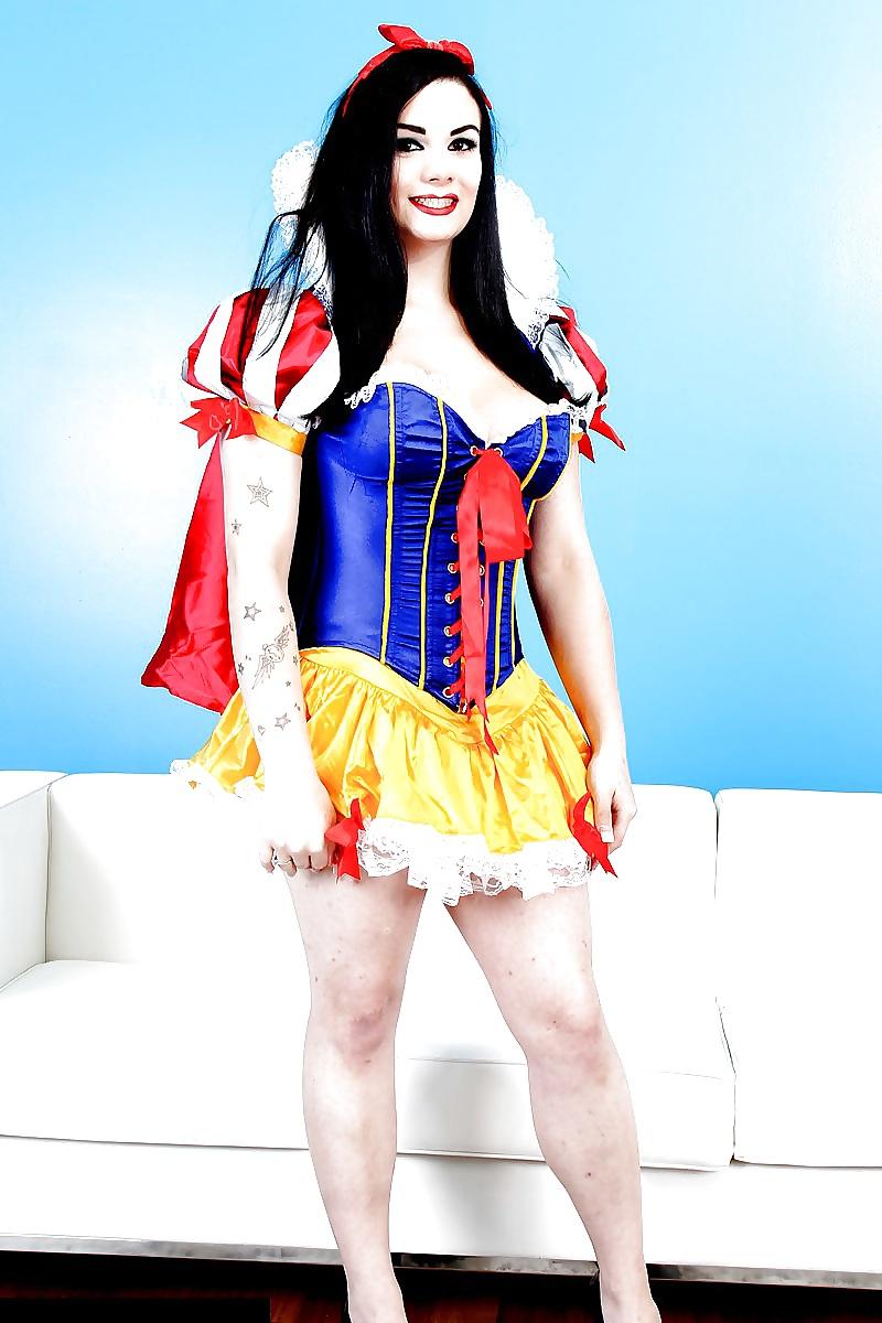 17P Shemale Snow White big cock