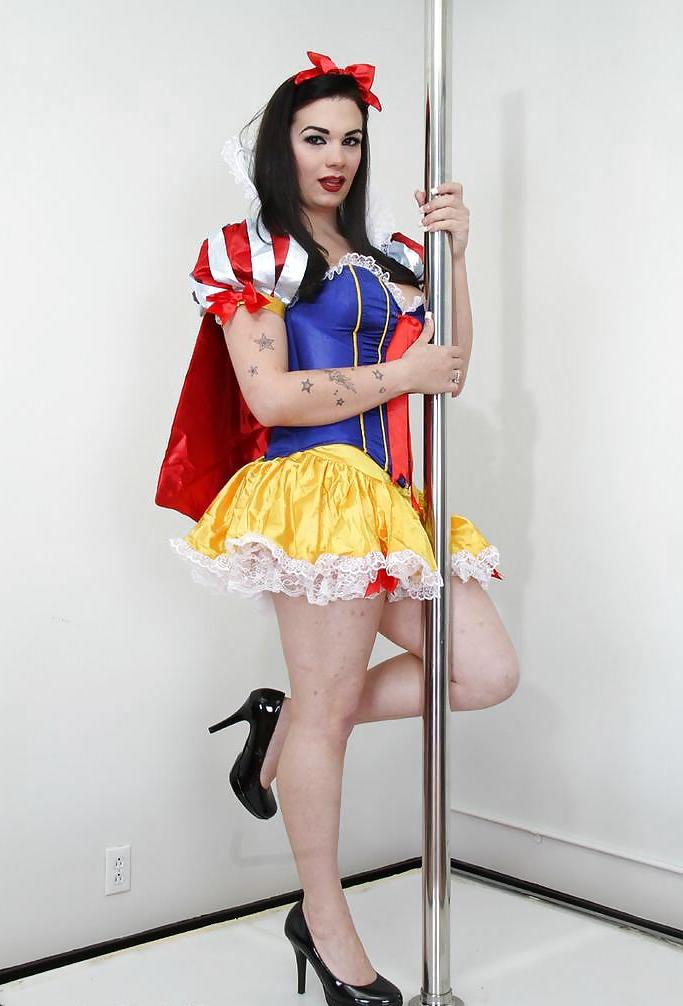 17P Shemale Snow White big cock