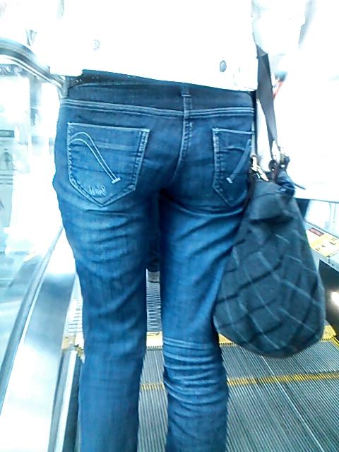 25P Voyeur - more beauties on transit.