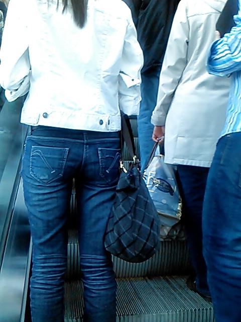25P Voyeur - more beauties on transit.