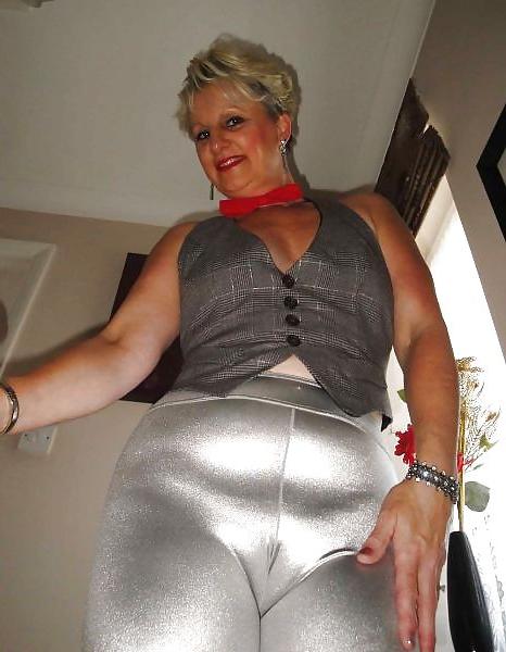 24P Fotze frisst Hose - cameltoe
