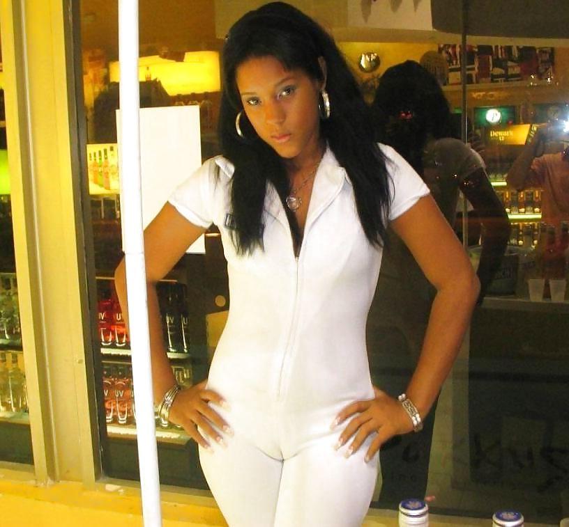 24P Fotze frisst Hose - cameltoe