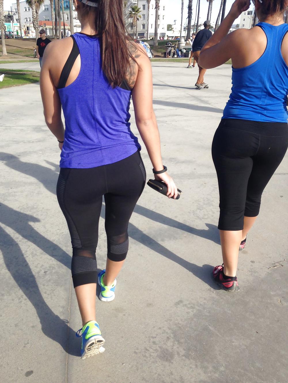 14P Thick athletic babe in black yoga pants