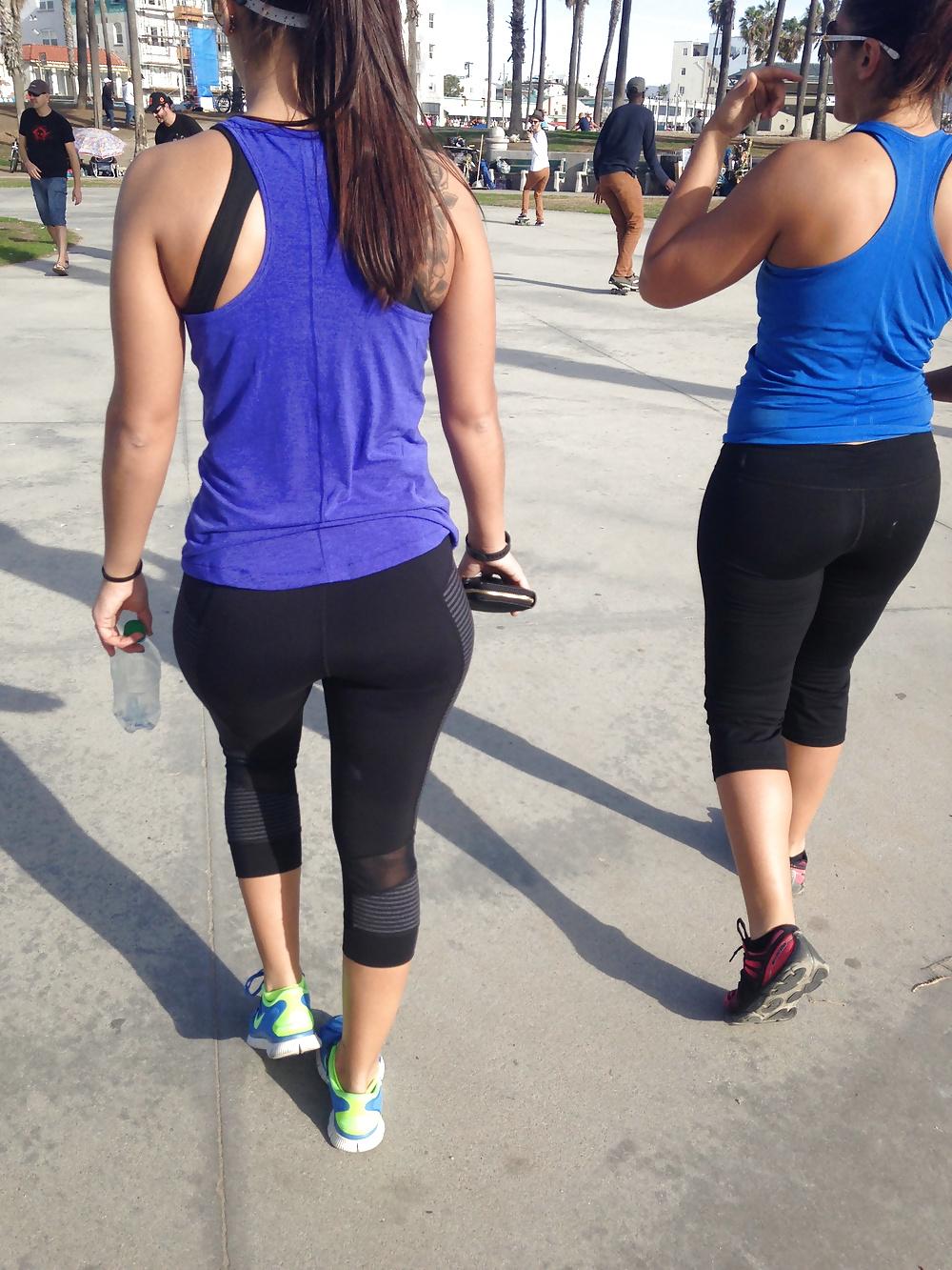 14P Thick athletic babe in black yoga pants