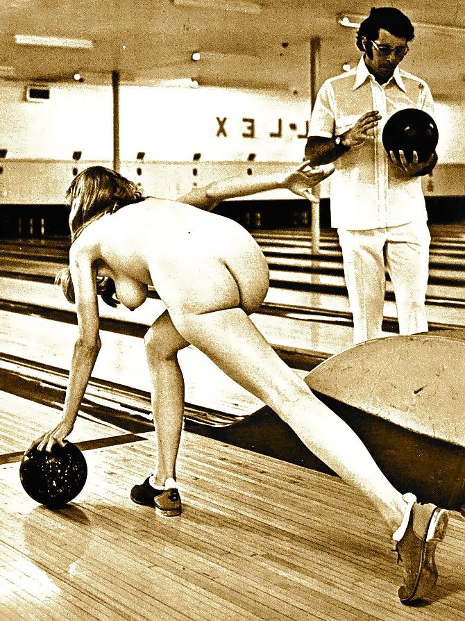 18P Nude Bowling