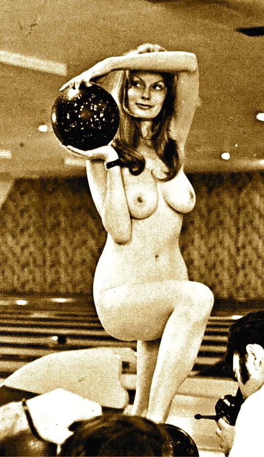 18P Nude Bowling