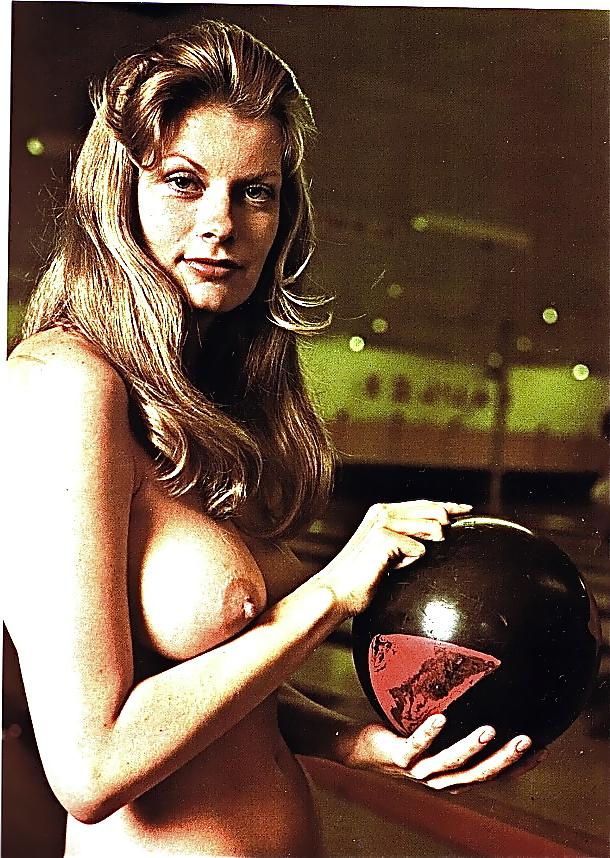 18P Nude Bowling