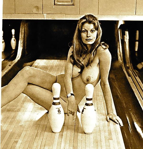 18P Nude Bowling