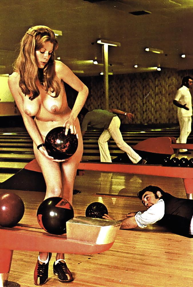 18P Nude Bowling