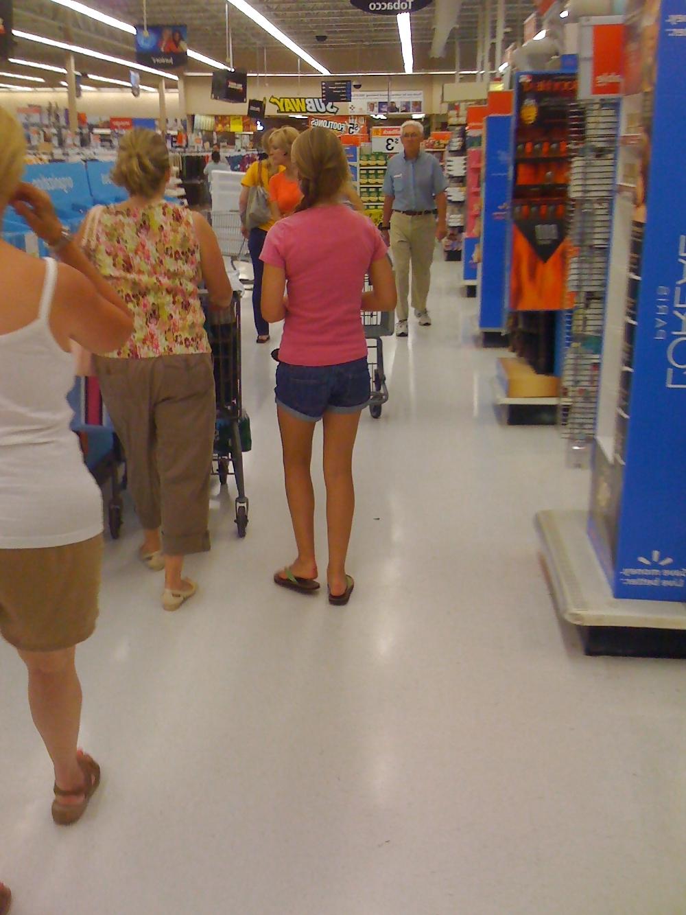 12P Voyeur while shopping