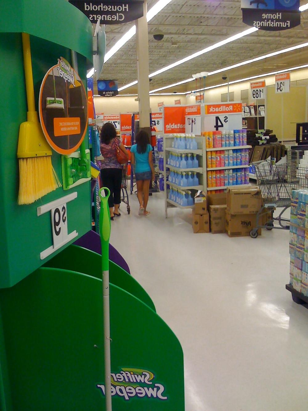 12P Voyeur while shopping