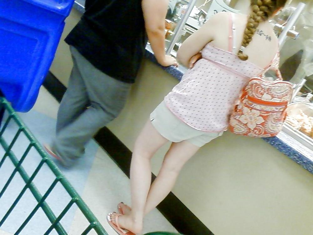 12P Voyeur while shopping