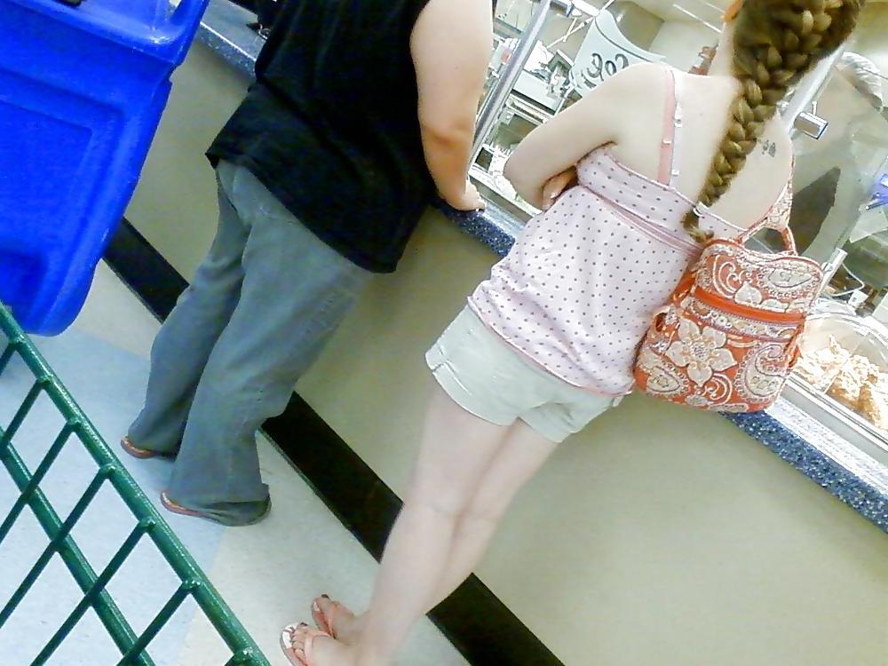 12P Voyeur while shopping