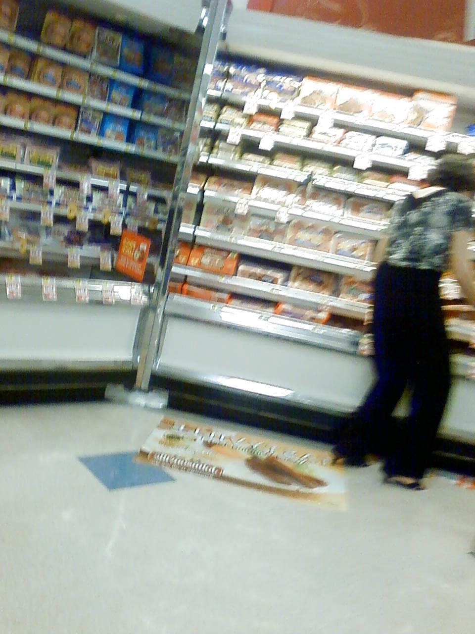 12P Voyeur while shopping