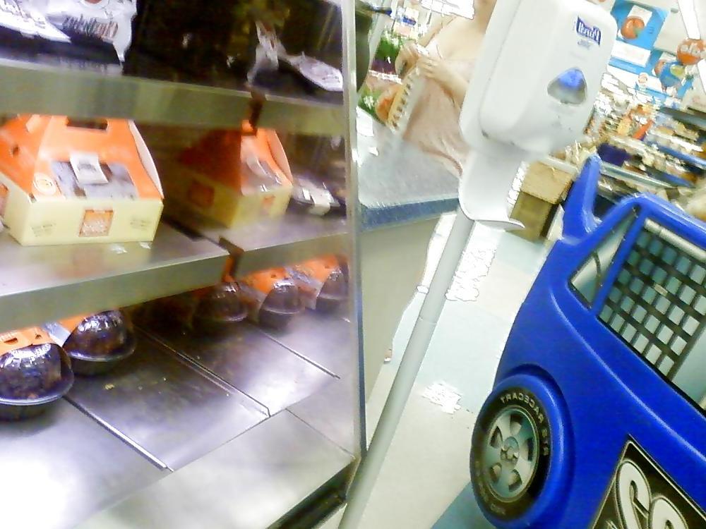 12P Voyeur while shopping