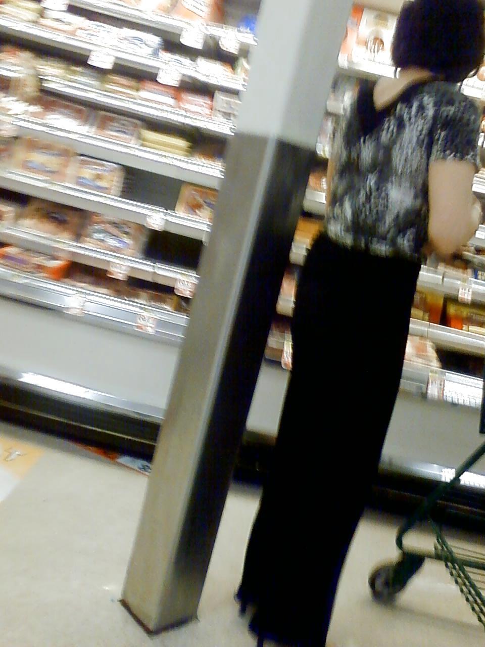 12P Voyeur while shopping