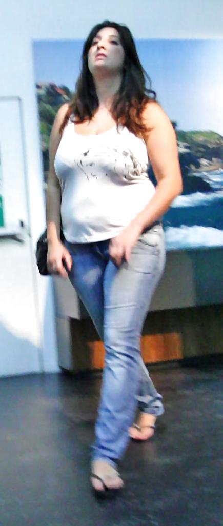6P Candid Thick Busty Tanktop at Museum
