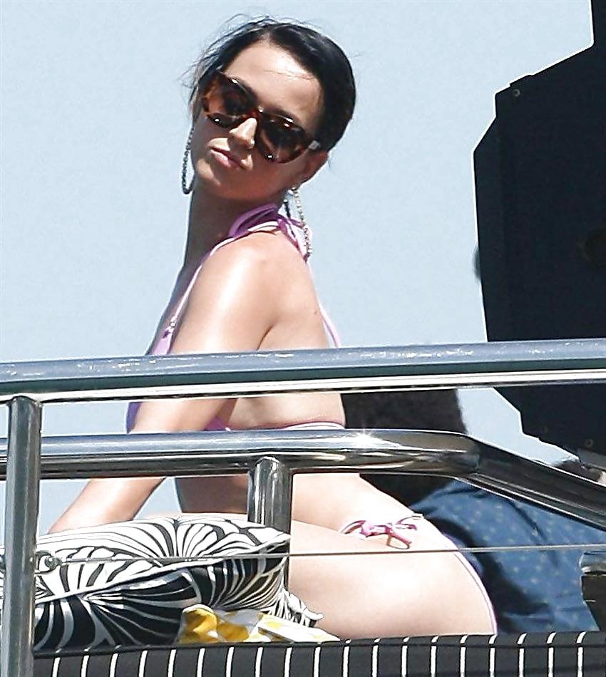 8P Katy Perry Bikini (Camel Toe & Nipples)