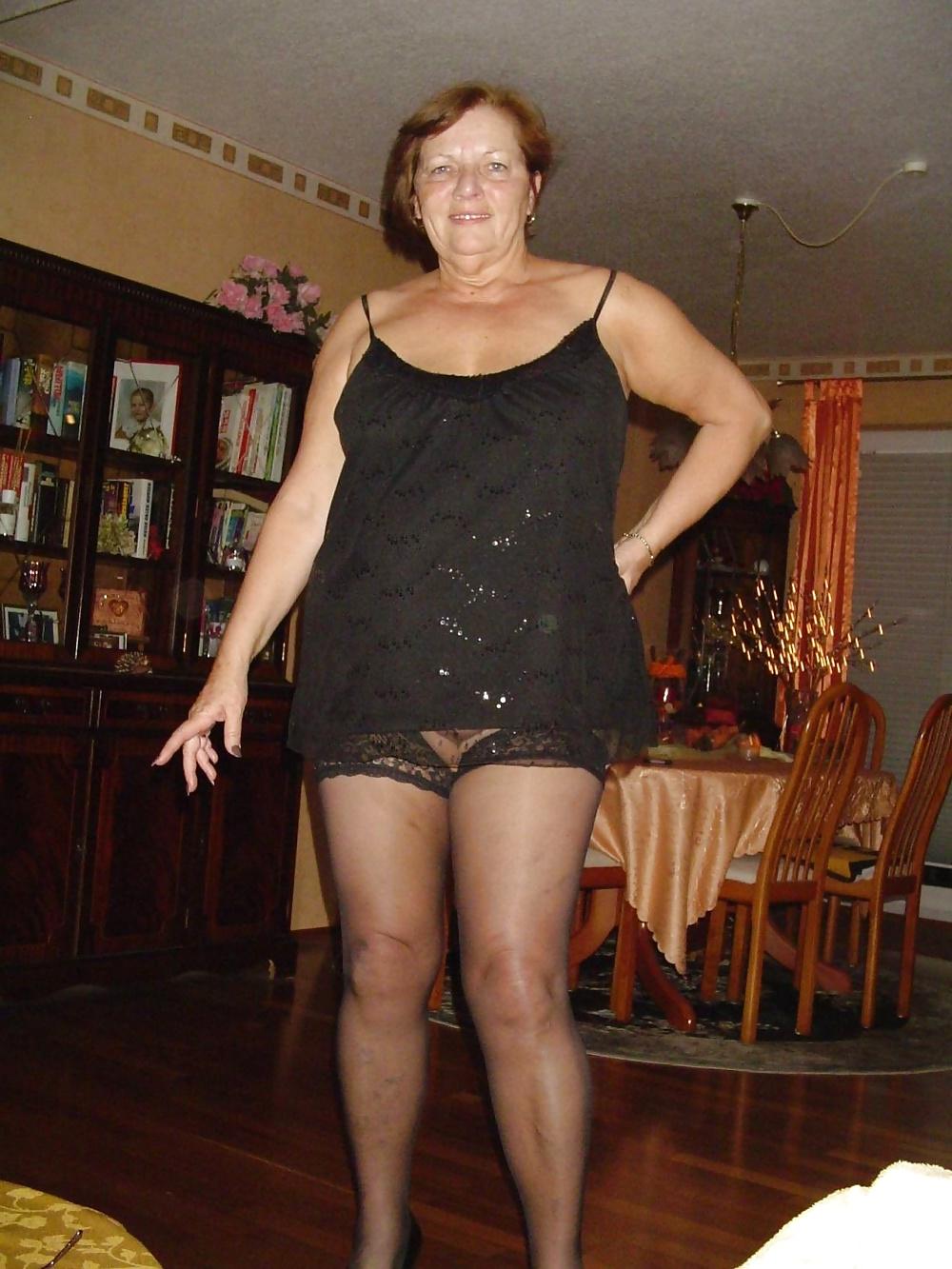 12P She Still Loves To Show Her Cunt