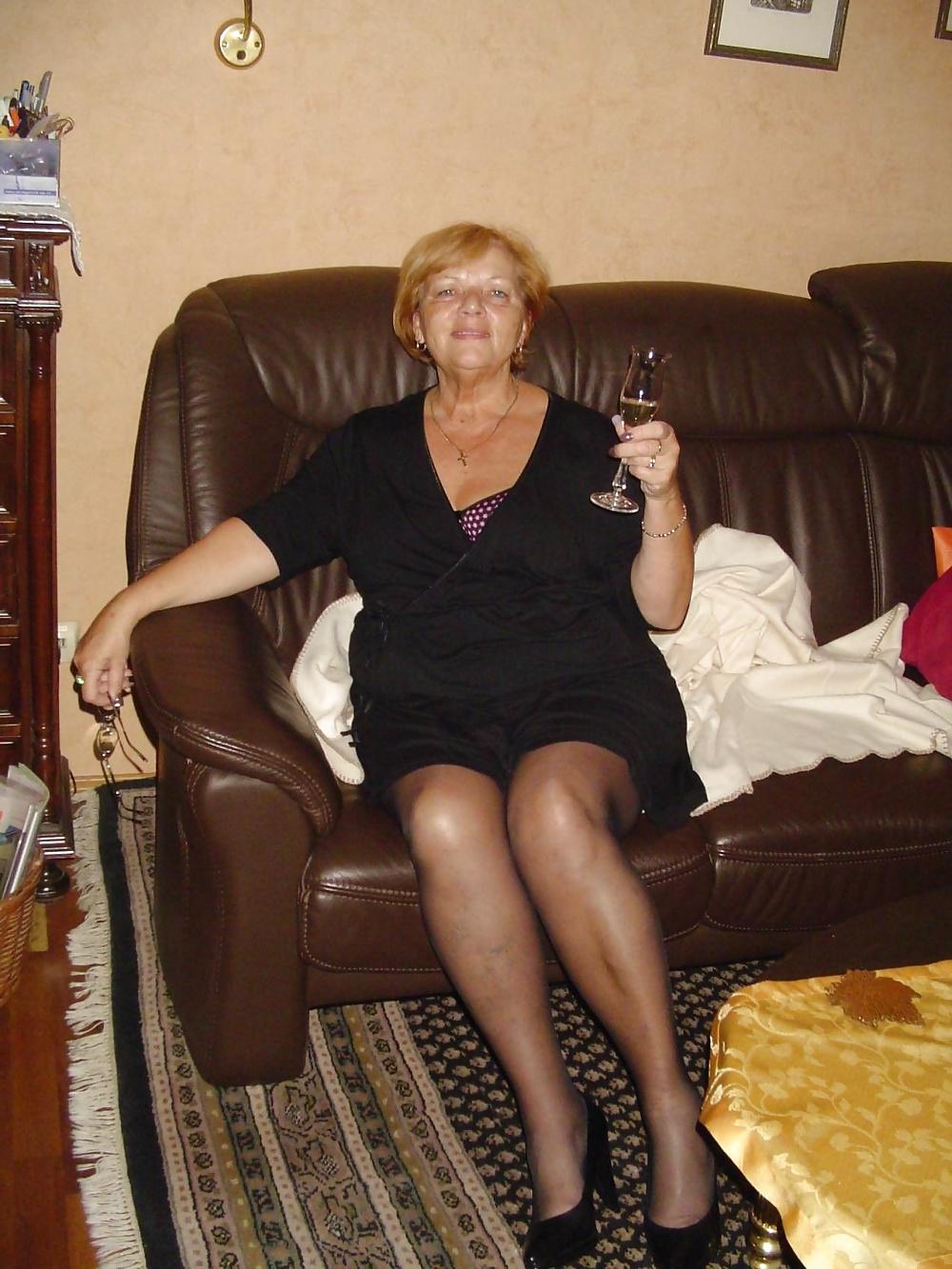 12P She Still Loves To Show Her Cunt