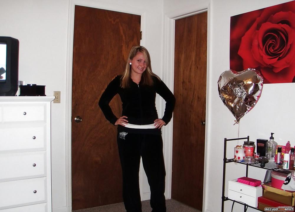 25P College Girlfriend Likes to Show