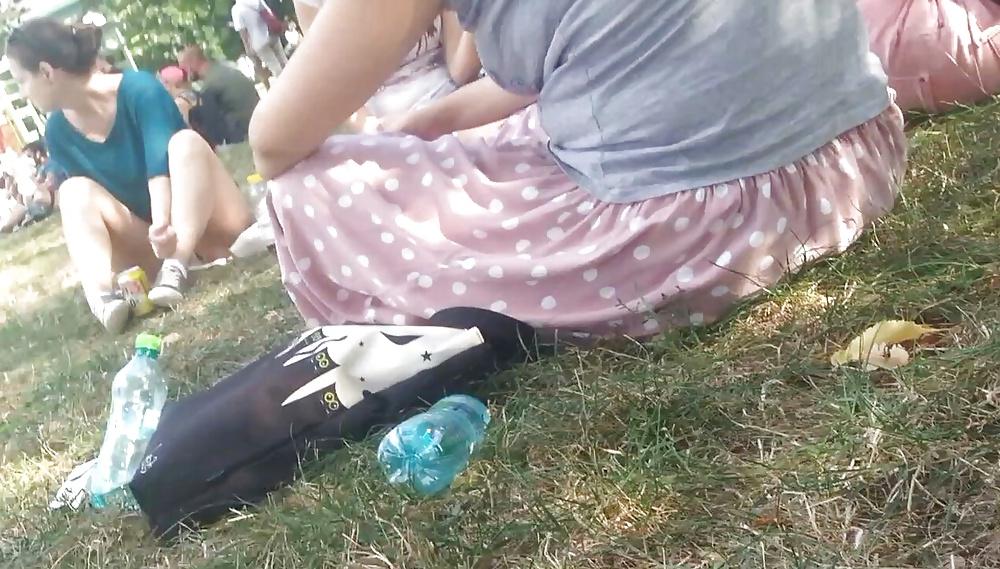 25P Spy old + young in green grass and picnic romanian