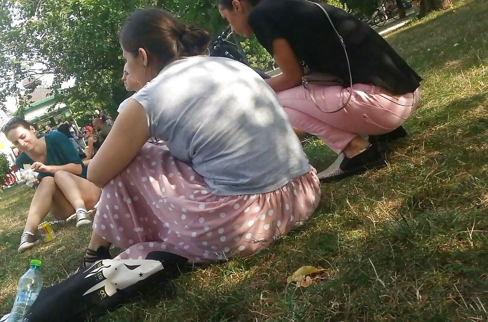 25P Spy old + young in green grass and picnic romanian
