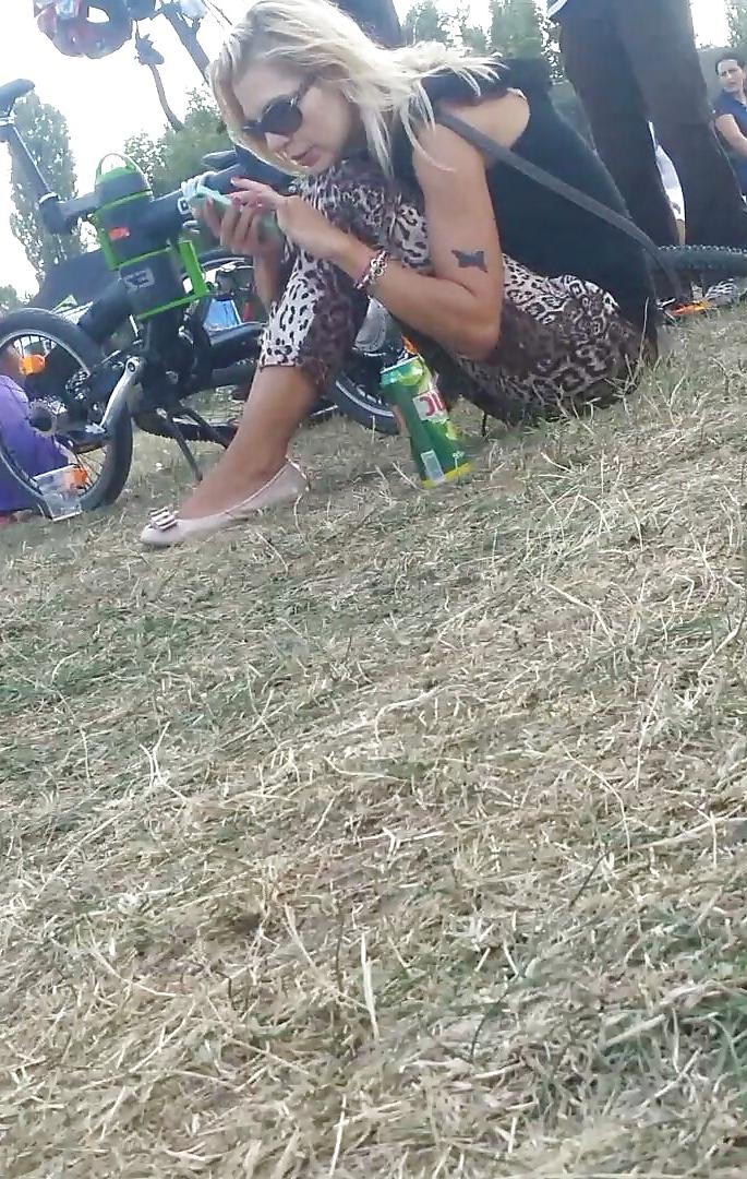 25P Spy old + young in green grass and picnic romanian