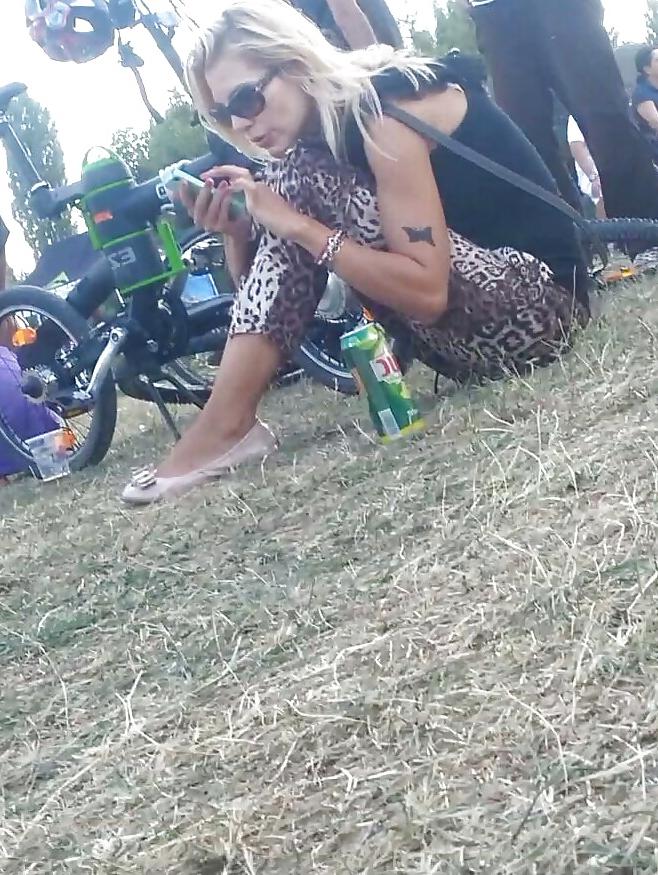 25P Spy old + young in green grass and picnic romanian